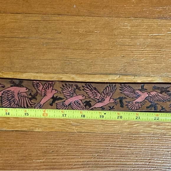 Hand tooled leather belt with pink birds - Picture 10 of 12
